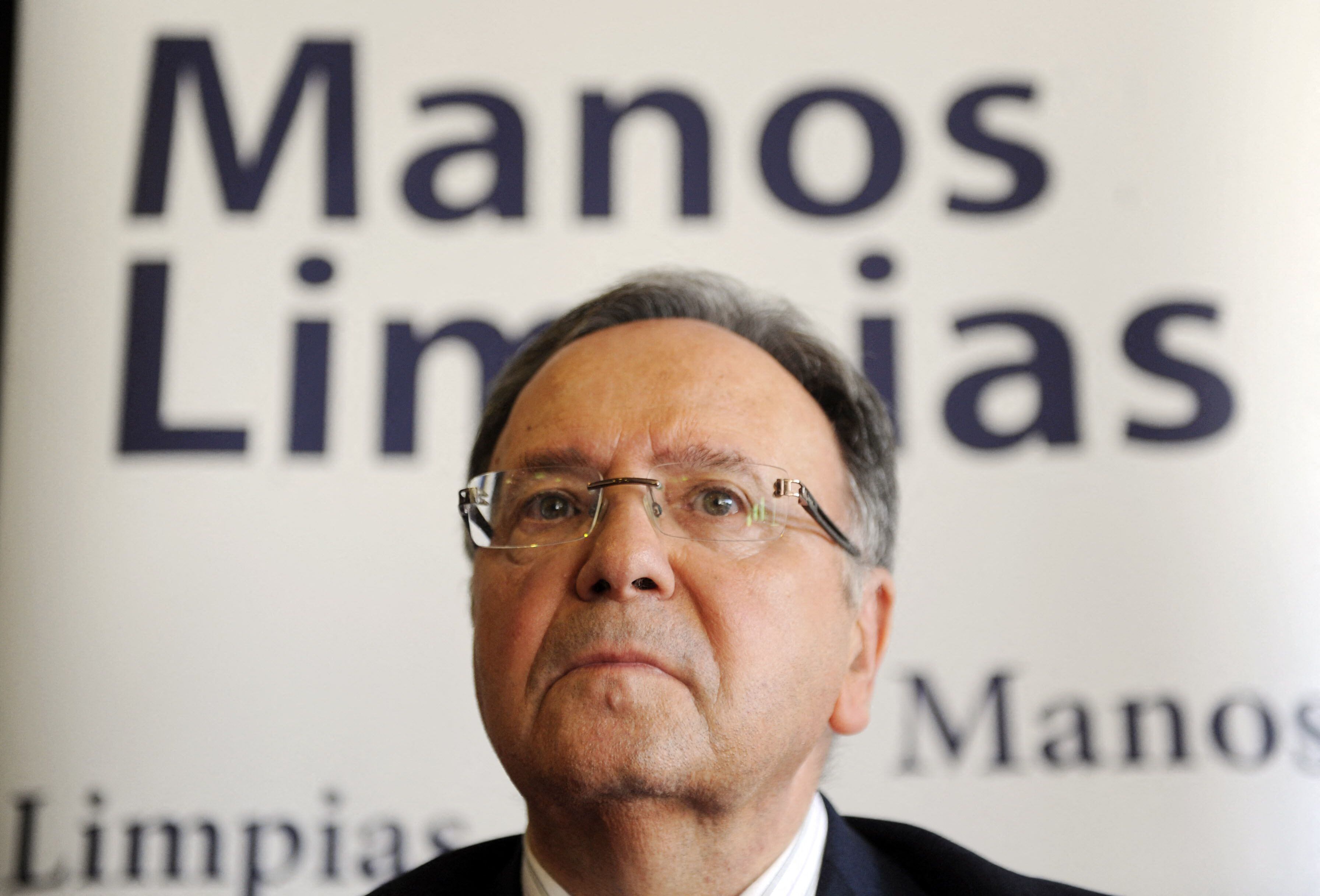Miguel Bernad, secretario general del sindicato Manos Limpias, ofrece una conferencia de prensa en Madrid el 7 de abril de 2010. (Foto de Dominique FAGET / AFP).