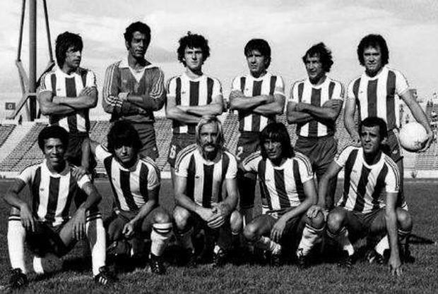 El equipo de Talleres de Córdoba 1981 - Roberto Mosquera sentado en la pelota | Foto: @OldFootball11