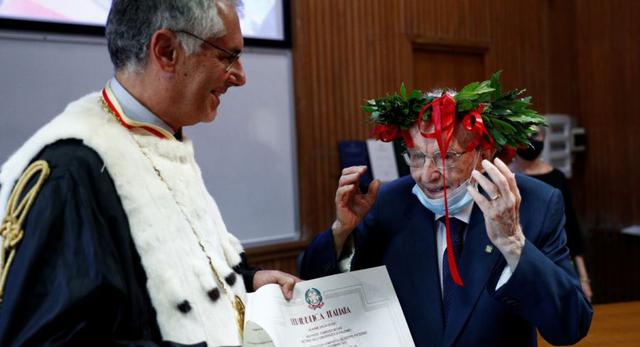 Giuseppe Paterno, 96, el estudiante más viejo de Italia, recibe su certificado de graduación después de completar su licenciatura en historia y filosofía, durante su graduación en la Universidad de Palermo, Italia. (Foto: REUTERS / Guglielmo Mangiapane).