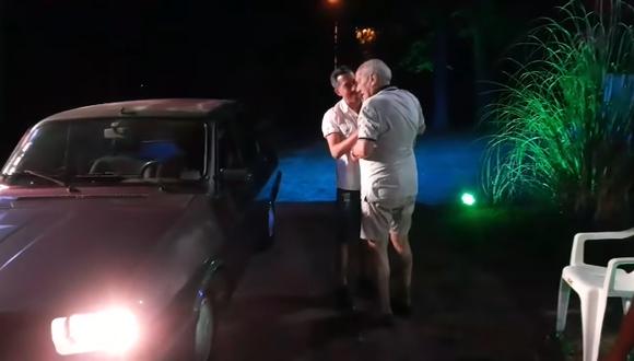 Gonzalo ahorró dinero por mucho tiempo y pudo obsequiarle uno de los autos que siempre quiso su abuelo Alberto. (Foto: captura de video InfoPico.com)