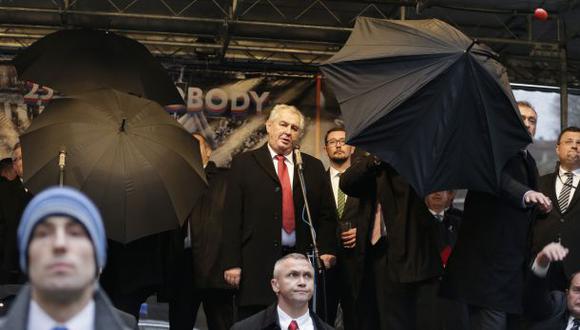 República Checa: Lanzan huevos a presidente Milos Zeman [VIDEO]