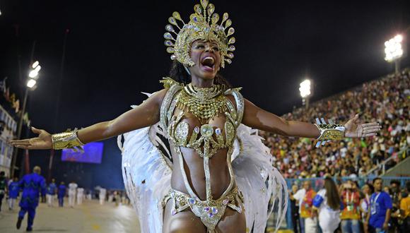 Una integrante de la escuela de samba Beija Flor se presenta durante la primera noche del desfile del Carnaval de Río en el Sambódromo Marqués de Sapucai en Río de Janeiro el 22 de abril de 2022. (CARL DE SOUZA / AFP).