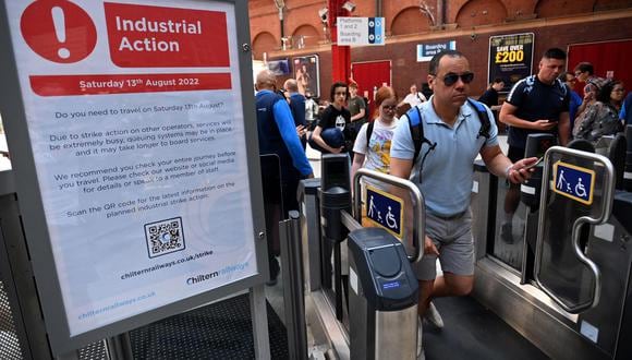 Un aviso público de advertencia de acción industrial en una estación de tren en Londres, Gran Bretaña, el 13 de agosto de 2022. Los pasajeros ferroviarios del Reino Unido se enfrentan a otro fin de semana de interrupciones ya que los conductores de trenes de la mayoría de los operadores ferroviarios británicos han decidido hacer huelga por los salarios. (EFE/EPA/ANDY RAIN)