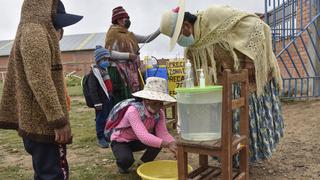 Escolares aymaras bolivianos vuelven a clases presenciales desafiando el frío y la pandemia de coronavirus