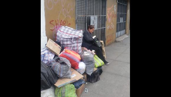 La mujer fue desalojada de su vivienda y se encontraba en la calle con sus pertenencias. (Foto: Municipalidad de La Victoria)