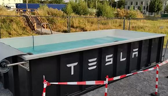 La piscina portátil se ha vuelto una alternativa para las largas horas de espera para recargar el vehículo eléctrico. (Imagen: Tesla Welt Podcast / YouTube)