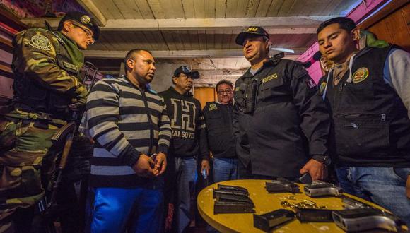 Los acusados, en su mayoría, fueron detenidos la madrugada del 20 de junio en un operativo policial simultáneo en distritos de Lima y Callao, donde fueron allanados más de 30 inmuebles y se incautaron armas y droga, y en penales del interior del país. (El Comercio)