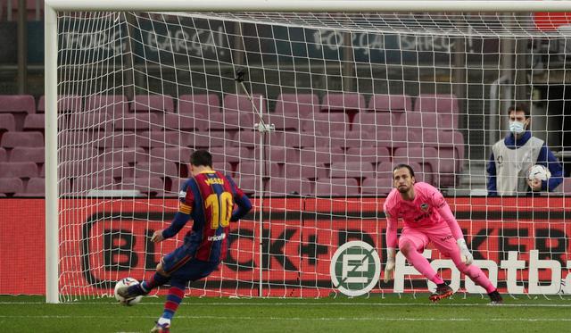 Lionel Messi anotó en el Barcelona vs. Valencia y alcanzó los 643 goles de Pelé en un mismo club | Foto: REUTERS