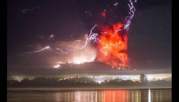 ¿Por qué se producen rayos en medio de una erupción volcánica?