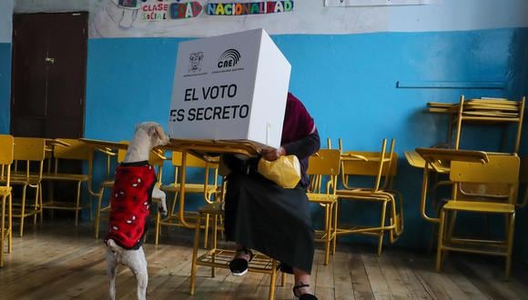 Ciudadanos votan un referéndum y consulta popular de 11 preguntas este domingo en Ecuador. (EFE/ José Jácome).