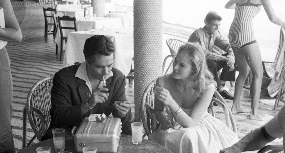 El actor John Dereck, famoso por su participación en "Los 10 mandamientos", fuma un cigarrillo en el club Waikiki junto a su esposa Úrsula Andress. Ambos llegaron de incógnitos al Perú en 1959. (Foto: GEC Archivo Histórico)