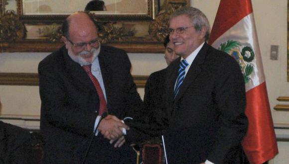 Luis Casta&ntilde;eda Lossio y el entonces presidente de OAS, Leo Pinheiro, tras firmar contrato de L&iacute;nea Amarilla en el 2009. (Archivo El Comercio)