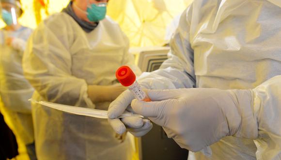 Por propia iniciativa, la obstetra fue a que le tomaran una muestra mediante el hisopado después de que se enterara de que el personal médico con el trabajaba fuera diagnosticado con coronavirus (Imagen referencial. Foto: AFP)