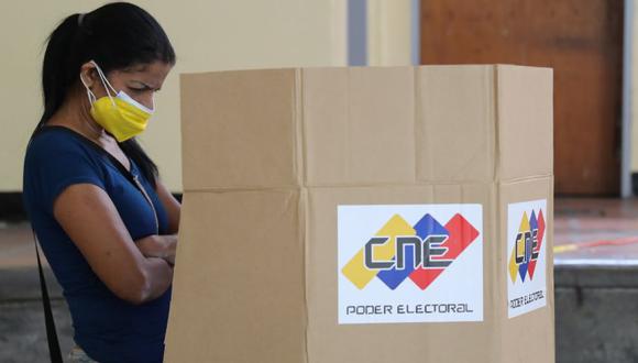 Una persona participa en un simulacro electoral en Caracas (Venezuela).  (Foto: EFE/ Miguel Gutiérrez).