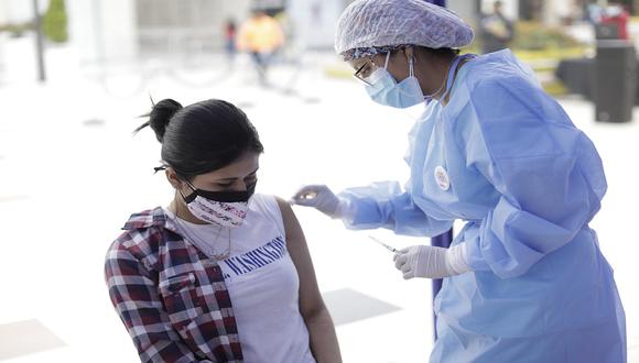 El Ministerio de Salud habilitó vacunatorios este fin de semana en todo Lima Metropolitana. (Foto: Anthony Niño de Guzmán/El Comercio)