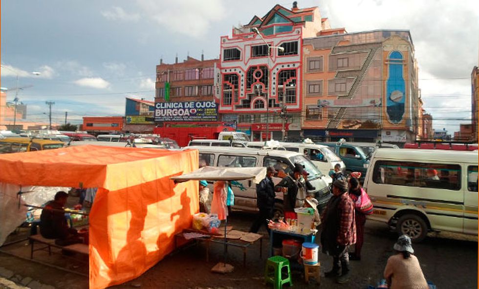 Entre el 70% y 80% de la economía boliviana es informal. En El Alto, el comercio informal es imperante y según expertos consultados por El Comercio el fenómeno respondería a un agresivo sistema fiscal. (Renzo Giner / El Comercio)