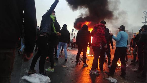 Las protestas se iniciaron el 15 de noviembre tras el anuncio de la subida del precio del combustible, en plena crisis económica, y se propagó por un centenar de ciudades. En esta imagen del 16 de noviembre, un grupo de manifestantes se reúnen alrededor del fuego en Teherán para protestar. (Archivo AFP)