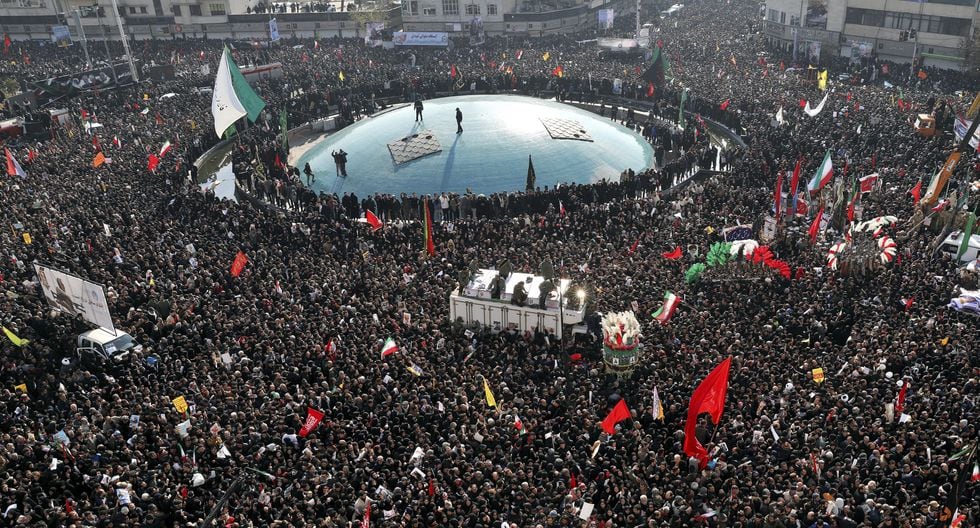 Una inmensa multitud llenó las calles de Teherán el lunes para rendir homenaje al general Qasem Soleimani, el comandante más admirado de Irán, muerto en un ataque estadounidense en Irak. (AP Photo/Ebrahim Noroozi).