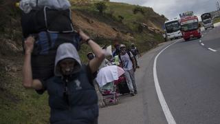 Venezolanos huyen a pie de su país en plena pandemia del coronavirus ante aumento de problemas