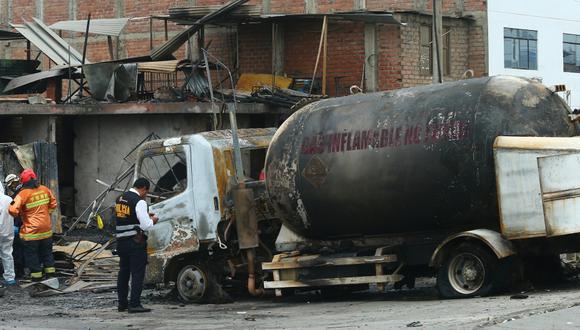 Un policía inspecciona los restos del camión-cisterna que transportaba gas líquido y que sufrió una deflagración el pasado 23 de enero en Villa El Salvador. (Foto: GEC).