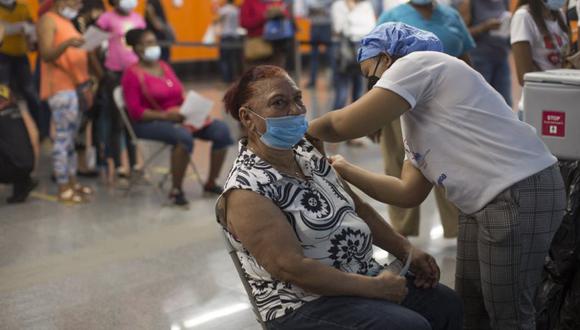Una mujer es vacunada contra COVID-19 en el Metro de Santo Domingo. (Foto: Archivo / Erika SANTELICES / AFP).