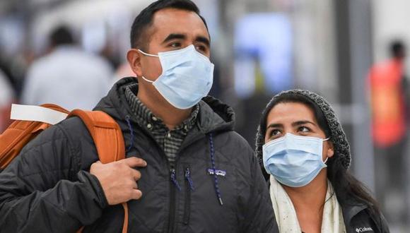 Con mascarillas paseaba esta pareja por el aeropuerto de Ciudad de México. (Getty Images).