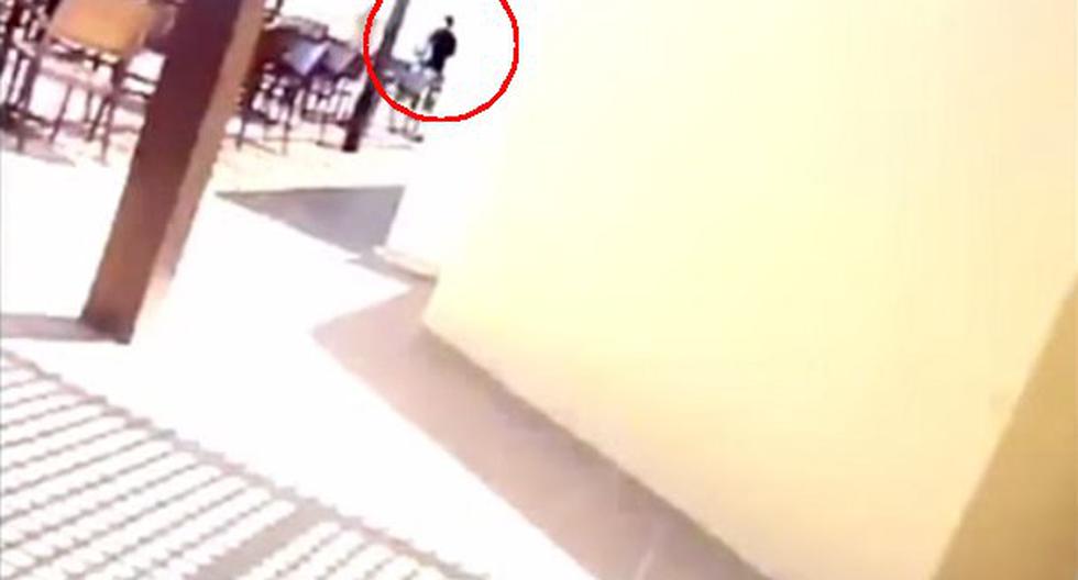 Graban a pocos metros de distancia cómo el terrorista en Túnez elegía a sus víctimas. (Foto: Captura de video)