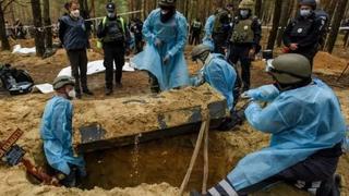 “Hay indicios de tortura”: las fosas comunes “con más de 400 cuerpos” halladas en zonas liberadas de Ucrania 