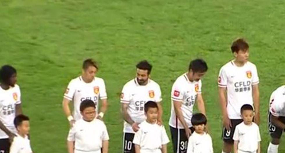 Ezequiel Lavezzi quiso mostrarse bromista con un niño chino obeso. (Video: YouTube)