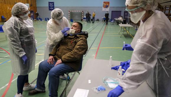 Personal se salud realiza una prueba de coronavirus a un hombre en Charleville-Mezieres. (Foto: EFE)