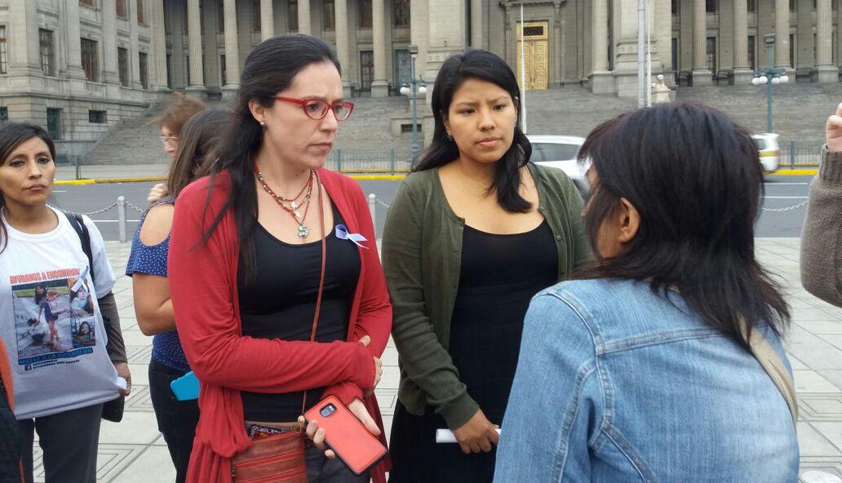 Familiares, colectivos y organizaciones feministas se congregaron esta tarde en el frontis del Poder de Justicia, en el Cercado de Lima, para realizar un plantón por las mujeres desaparecidas y casos de feminicidio. (Yasmín Rosas/El Comercio)