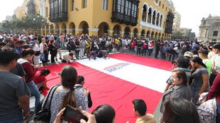 Plaza de Armas: realizan banderazo para apoyar a la selección [FOTOS]