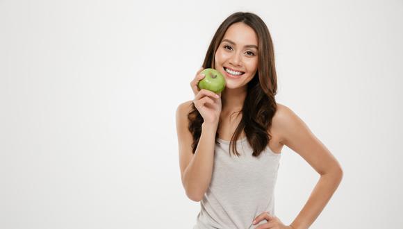 Las frutas tienen propiedades antioxidantes y antiinflamatorias que, a su vez, ayudan a evitar la acumulación de colesterol en los vasos sanguíneos.