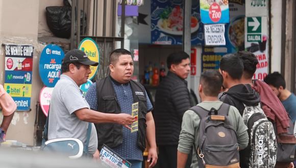 En las galerías ubicadas en la avenida Garcilaso de la Vega (antes Wilson) se ofrecen bases de datos con información privada y financiera, lo cual es un delito (Foto: Lino Chipana Obregón).