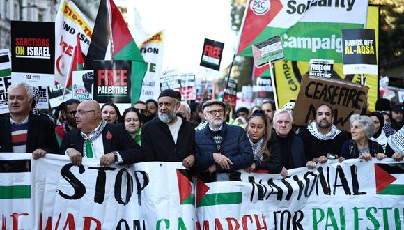 El exlíder del partido Laabout Jeremy Corbyn (C) se une a los manifestantes con pancartas y banderas que participan en la "Marcha Nacional por Palestina" en Londres el 11 de noviembre de 2023. (Foto de HENRY NICHOLLS / AFP)