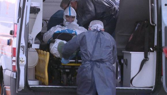 Imagen referencial. Mujer es trasladada hasta una ambulancia para que la lleven al Hospital Británico de Montevideo (Uruguay), el 3 de abril de 2020. (Martin Silva Rey / AFPTV / AFP).