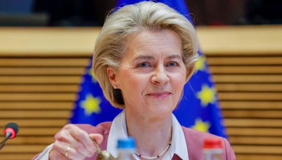 La presidenta de la Comisión Europea, Ursula von der Leyen, toca la campana al inicio del Colegio de Comisarios en Bruselas, el 8 de diciembre de 2021. (Olivier Matthys / POOL / AFP).