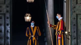 Siete guardias suizos dieron positivo por coronavirus: ya son once los contagiados en el ejército del Vaticano