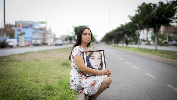 Madre de Melanie Olivera en la avenida Tomás Valle. La familia exige  justicia. (Foto tomada en abril de 2018: Hugo Pérez / El Comercio)