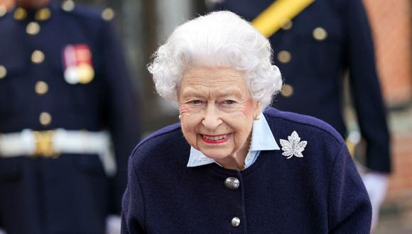La reina Isabel II de Gran Bretaña hace un gesto al reunirse con miembros del Regimiento Real de Artillería Canadiense el 6 de octubre de 2021. (Steve Parsons / POOL / AFP).
