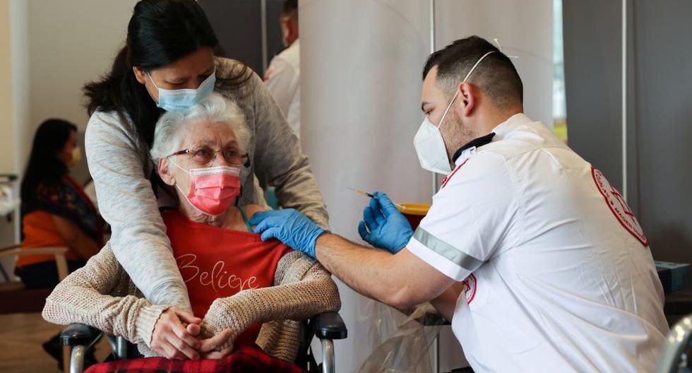 Una anciana recibe una inyección de refuerzo de su vacuna contra la enfermedad del coronavirus COVID-19 en un centro de asistencia en Netanya, Israel. (Foto: REUTERS/Ronen Zvulun)