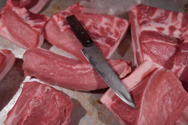 1. CARNE ROJA Y DE CERDO. La carne de res y cerdo puede permanecer en el refrigerador hasta por 5 días y puede congelarse de 4 a 12 meses (Foto: AFP)
