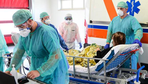 Equipo médico de protección atiende a un paciente de coronavirus en el hospital de Brescia Poliambulanza, en Lombardía, Italia. (Foto: AFP).