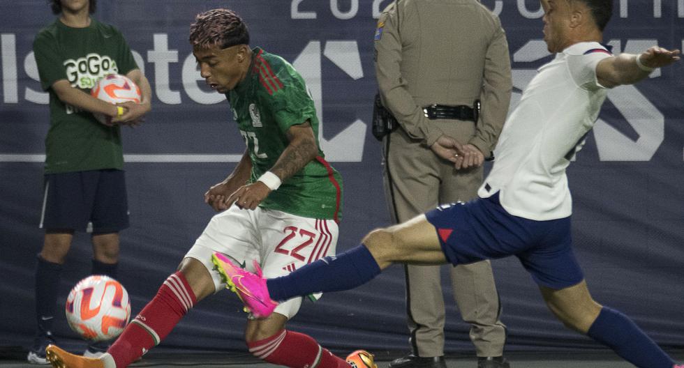 Glendale (United States), 19/04/2023.- Julian Araujo (L) in action against Sergino Dest of the US during the first half of the International Friendly game between the United States and Mexico at State Farm Stadium in Glendale, Arizona, USA, 19 April 2023. (Futbol, Amistoso, Estados Unidos) EFE/EPA/Rick D'Elia
