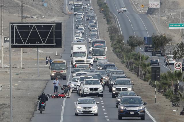 Invaden carril de emergencia de la Panamericana Sur