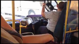 VIDEO: Conductor de autobus se queda sin volante
