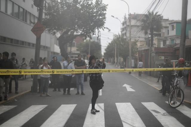 Un incendio se registró esta mañana en el quinto y cuarto sótano de un edificio en construcción, situado en la Av. Larco, Miraflores. (Fotos: Renzo Salazar)