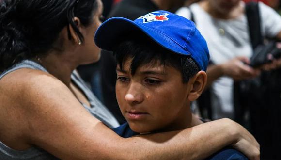 Angie García consuela a su hijo mientras llora por su primo que murió en el tiroteo masivo durante una vigilia en Uvalde, Texas, el 25 de mayo de 2022. (CHANDAN KHANNA / AFP)