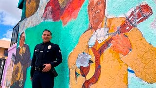 Chris Reza, el policía mariachi que es toda una sensación en Los Ángeles