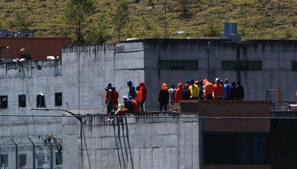 Presos toman los techos de la cárcel "El Turi", en la ciudad de Cuenca, Ecuador, el 30 de agosto de 2023. (Foto de Robert Puglla / EFE)